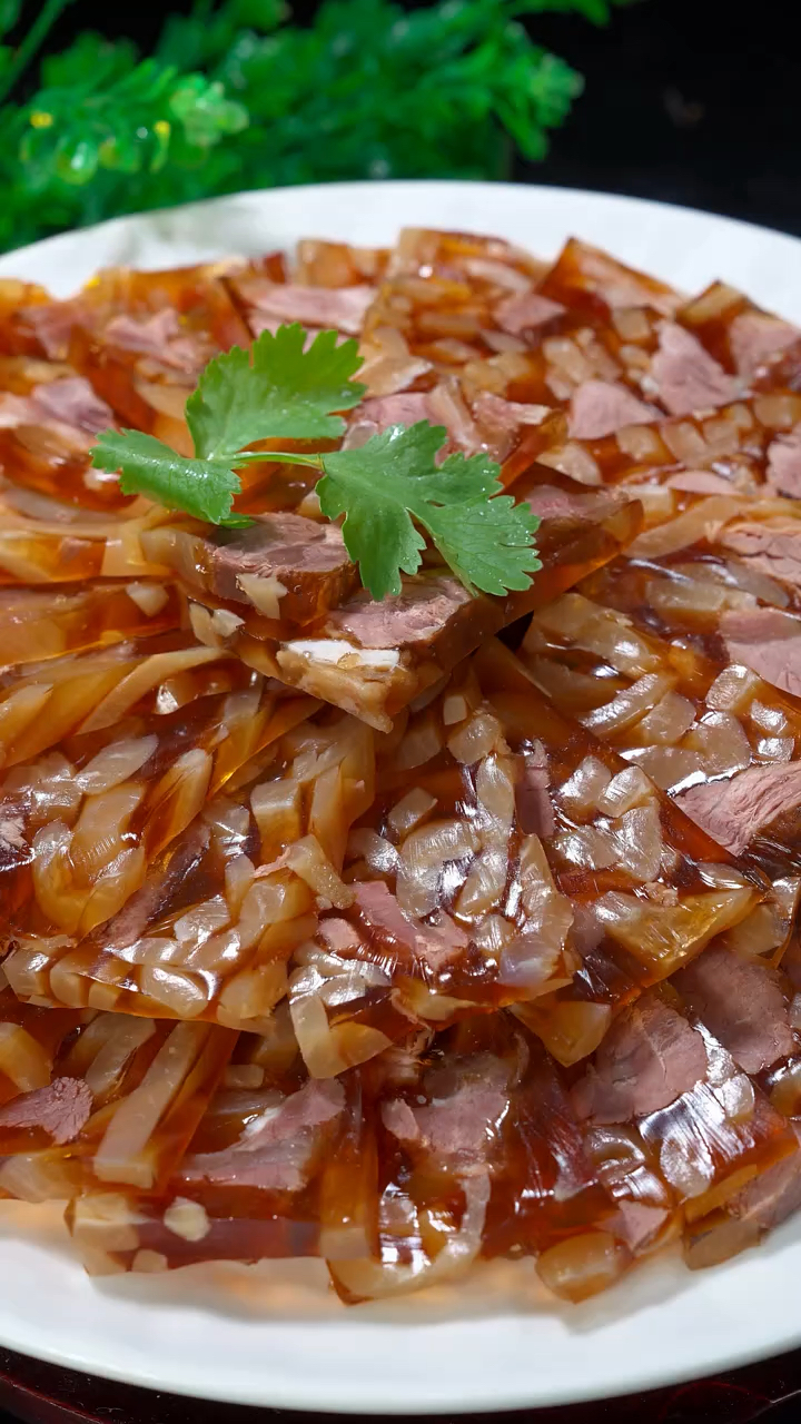 牛肉皮冻的做法。