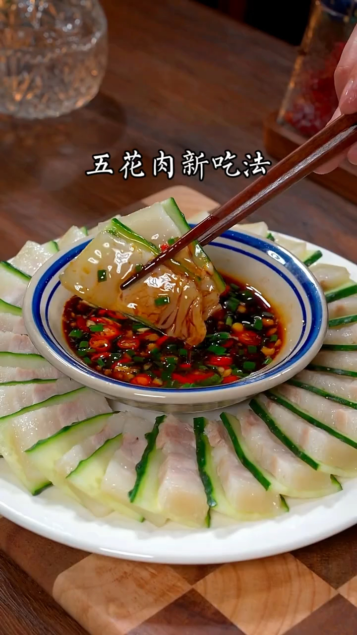 把五花肉和米饭一起蒸一下,这个做法米香浓郁