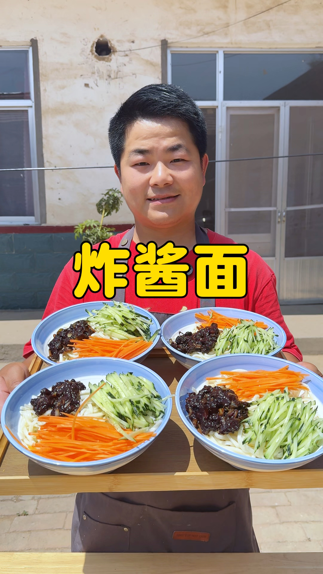 今天做了媳妇最爱吃的老北京炸酱面,那叫一个地道。