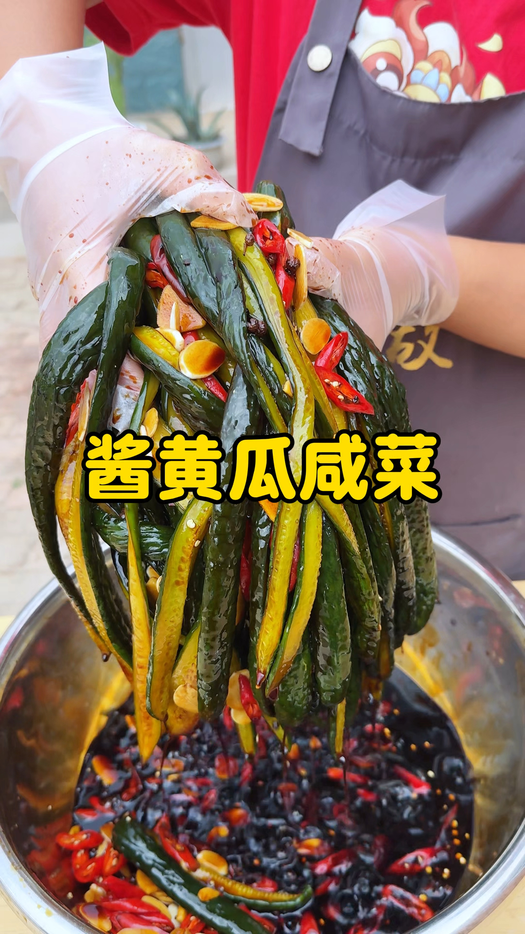 今天用多年的老方法做酱黄瓜咸菜，清脆爽口，大家一定要试试