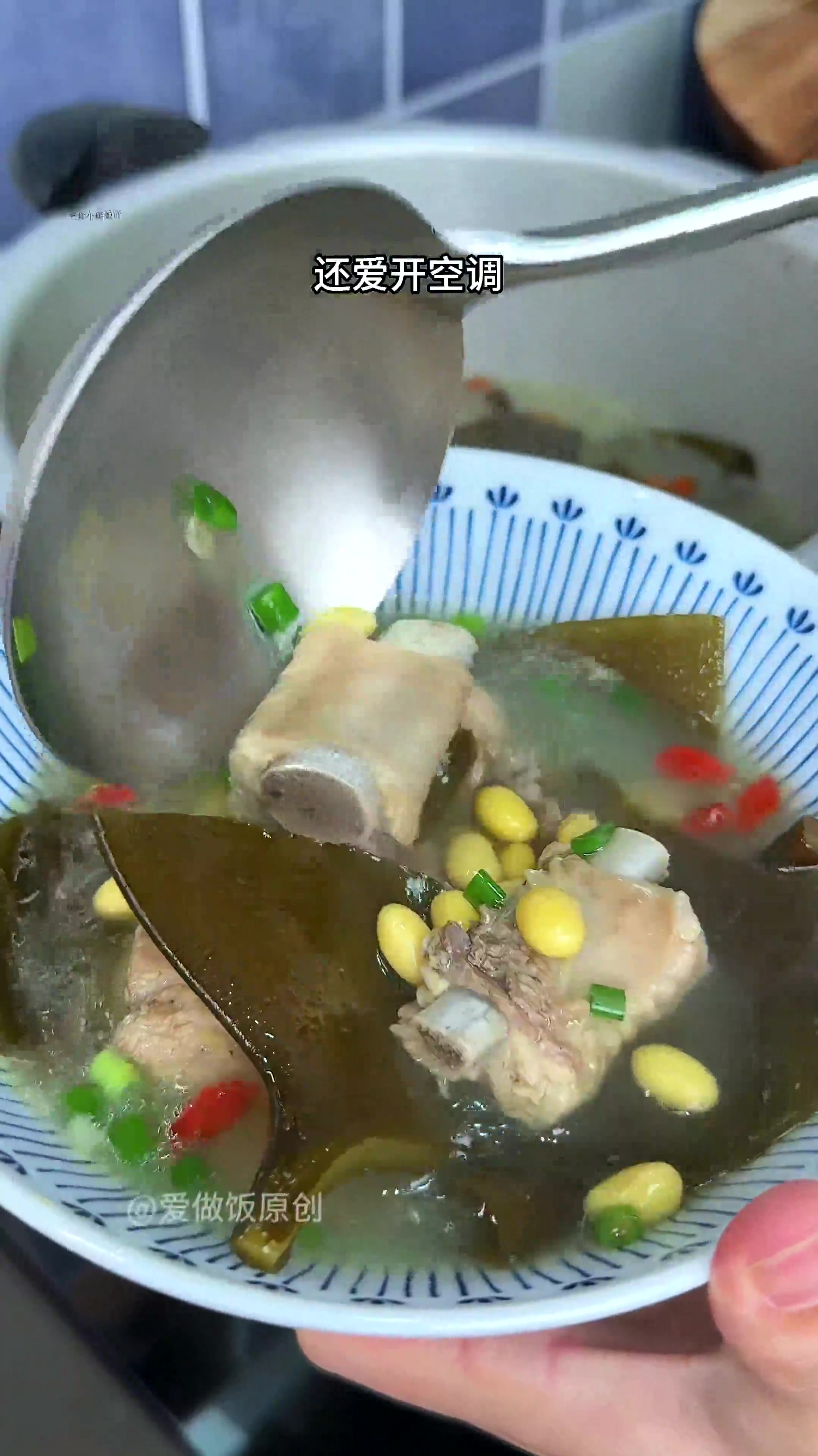 夏天我家煲的最多的就是这个海带头汤，吃起来糯叽叽，还特别鲜甜