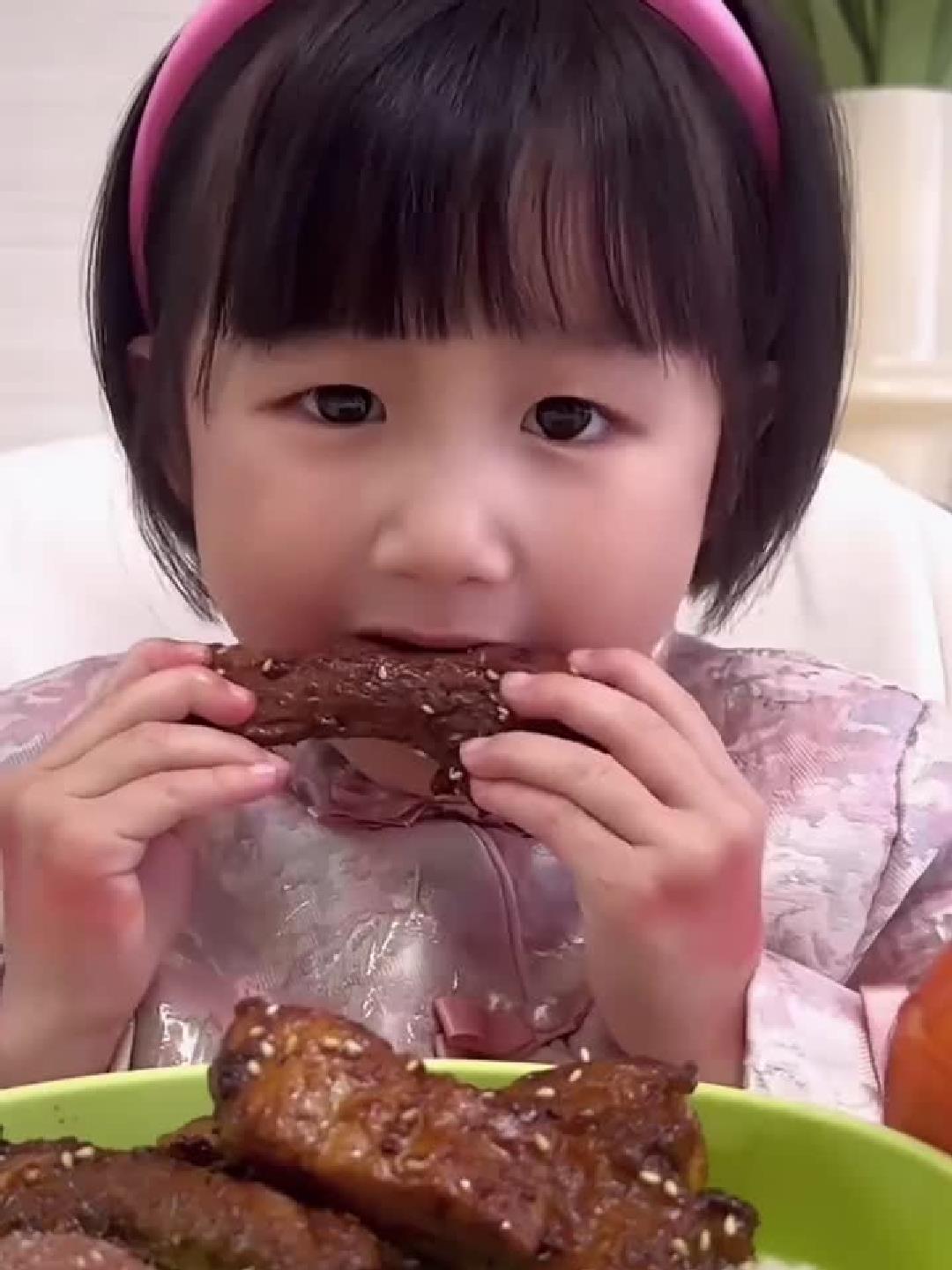 大口吃肉的样子 真是太可爱了