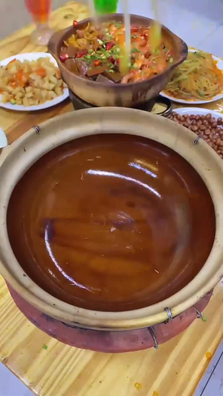 港式打边炉,鸡块锅,倒入鲜美汤汁加热至煮沸,肉菜更加入味