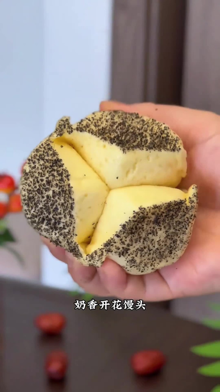翠姐食养记，热气腾腾的开花馒头出锅啦，奶香四溢松软香甜，上桌小朋友都抢着吃！