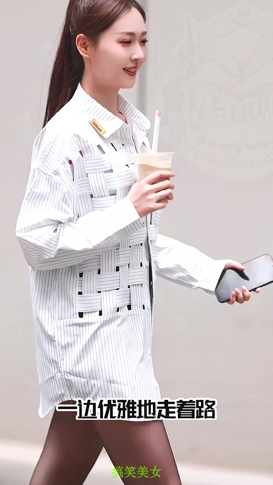 注意看兄弟们,泡泡袖洋装,像极迪士尼公主