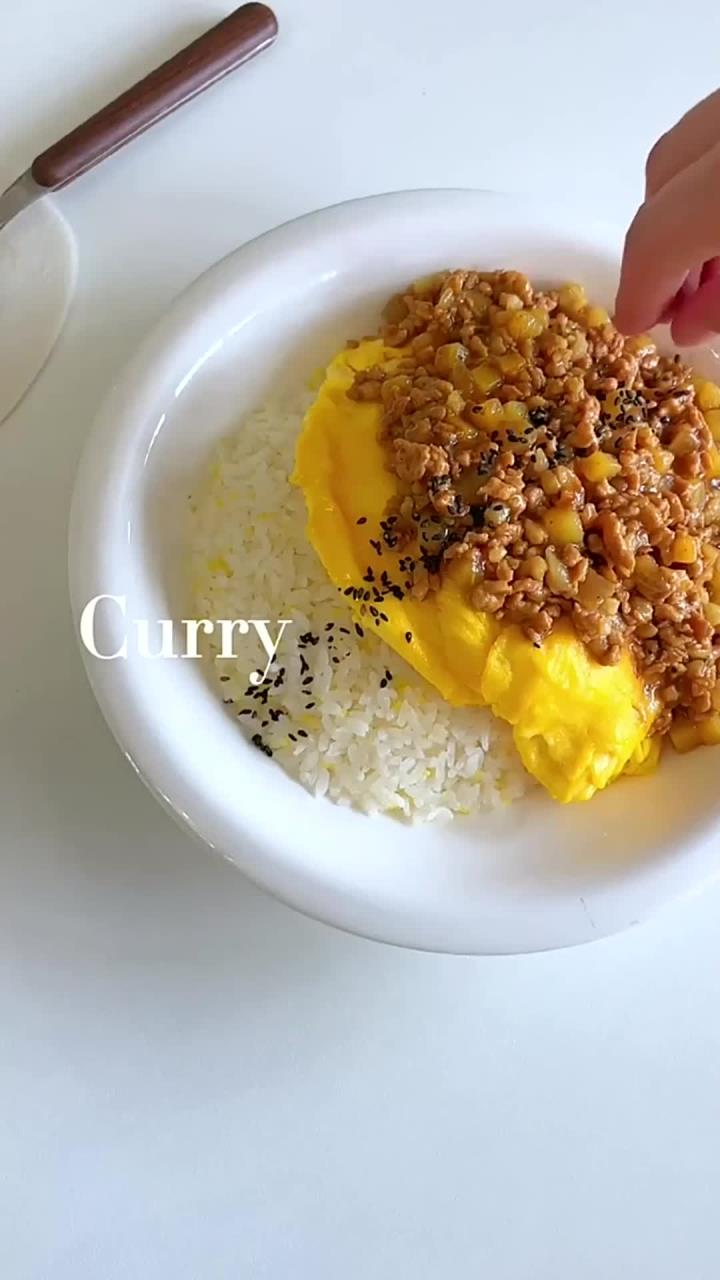 咖喱肉末滑蛋盖饭,香浓咖喱肉滑蛋嫩,啊呜一大口