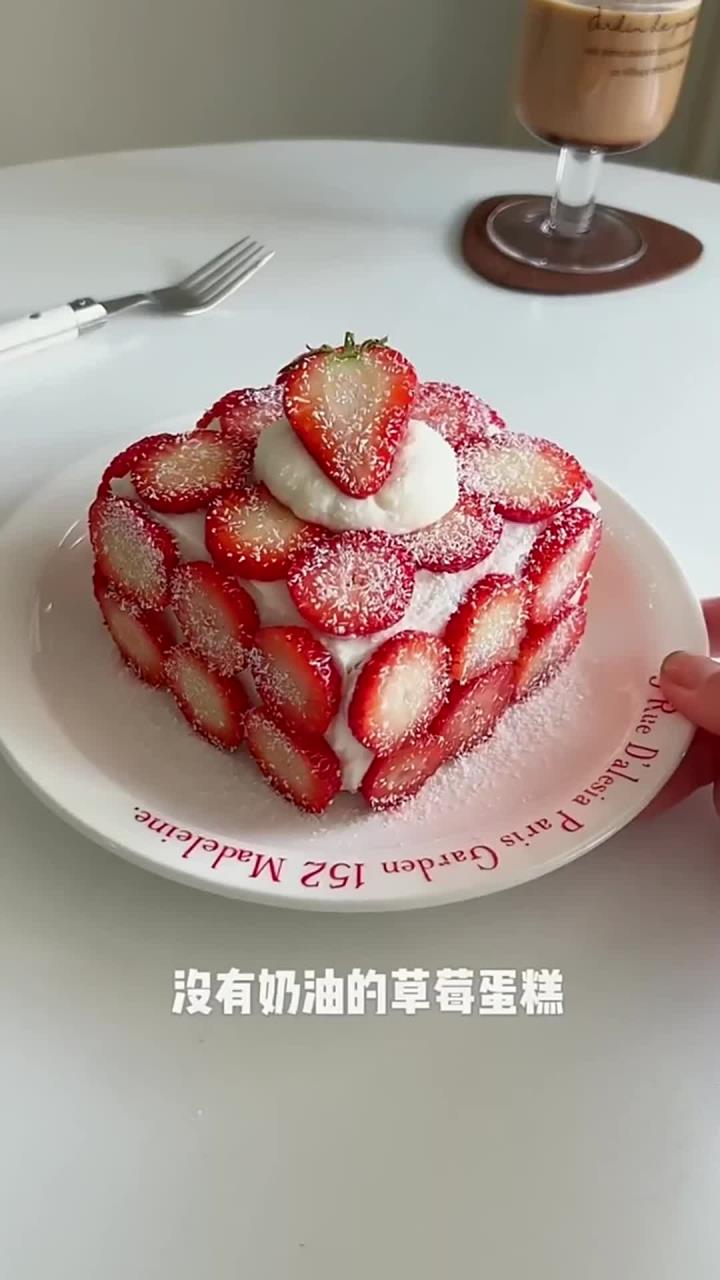 刘畊宏女孩也能吃蛋糕呀,低卡草莓夹心蛋糕,要不要来一口