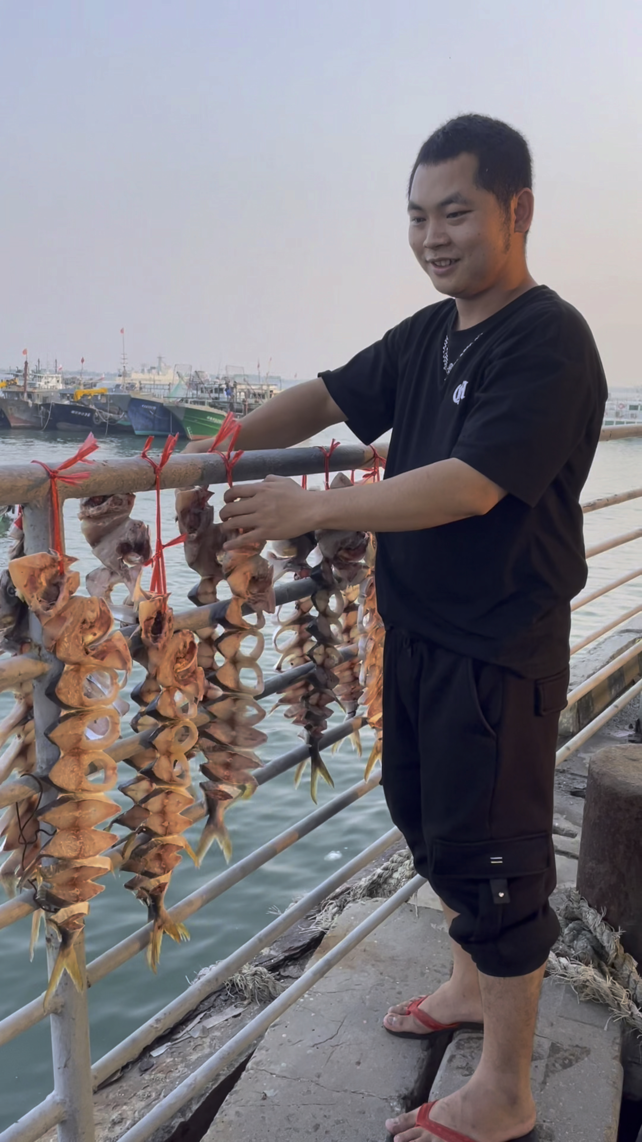 秋天,是做金鲳鱼干的季节,深海捕捞,手工切块,去鱼腮内脏,粗盐腌制,阳光晾晒