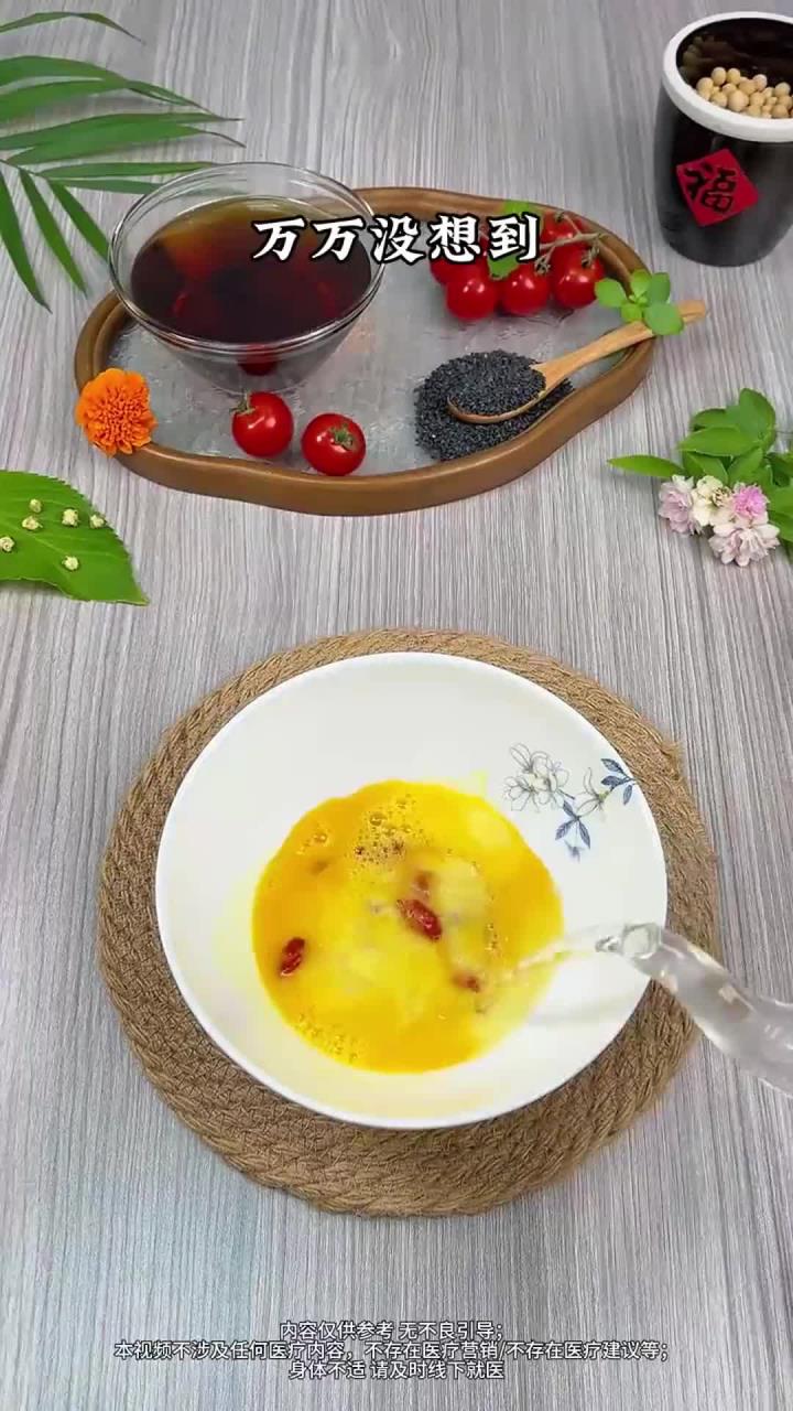 把枸杞放进鸡蛋里，再用开水冲一冲，竟成一道经典的营养早餐吃什么爱生活爱