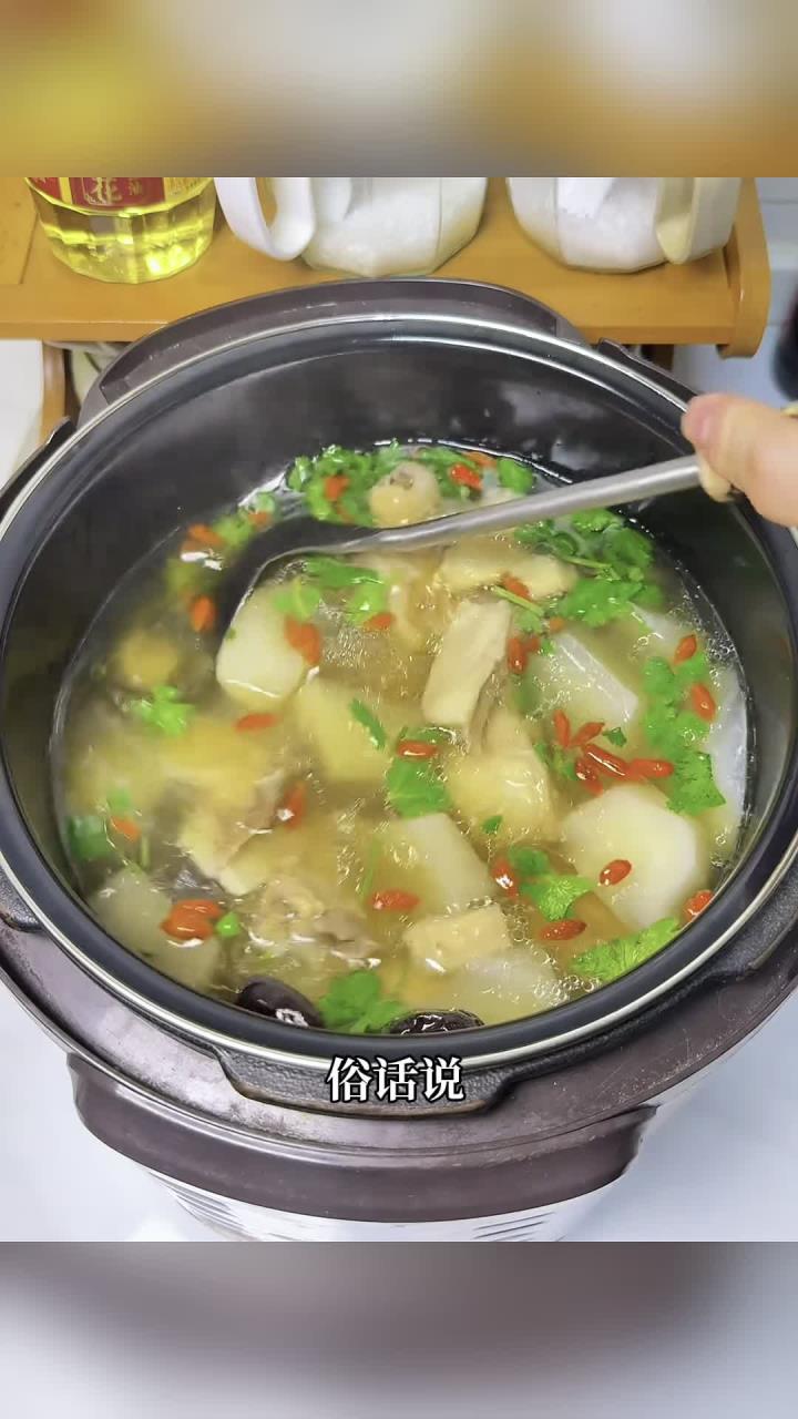 羊肋排炖的萝卜汤，肉质嫩到入口即化羊肉汤煲汤广东靓汤滋补养