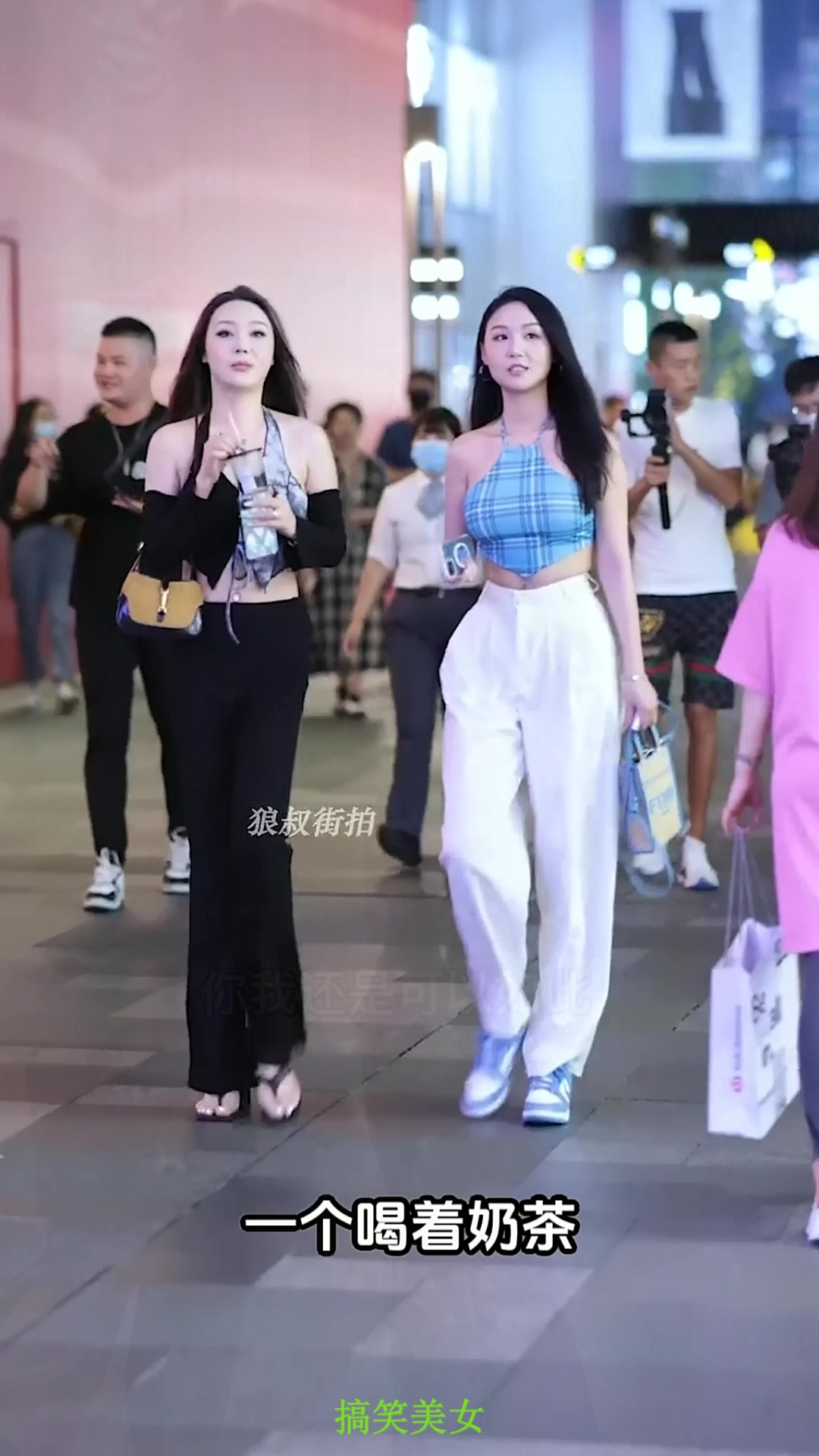 注意看伙伴们,超短皮裙的热辣性感美女