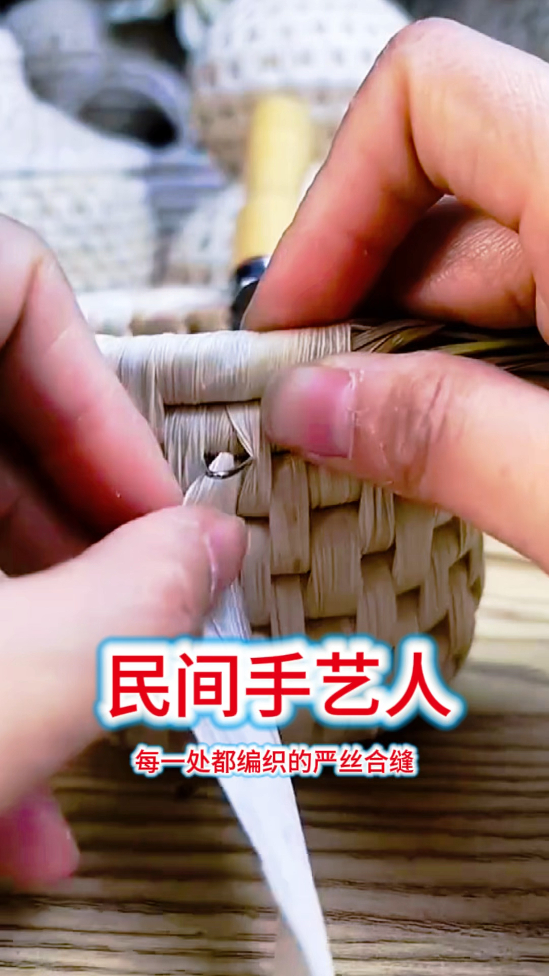 民间手艺人，利用玉米叶子编工艺品！