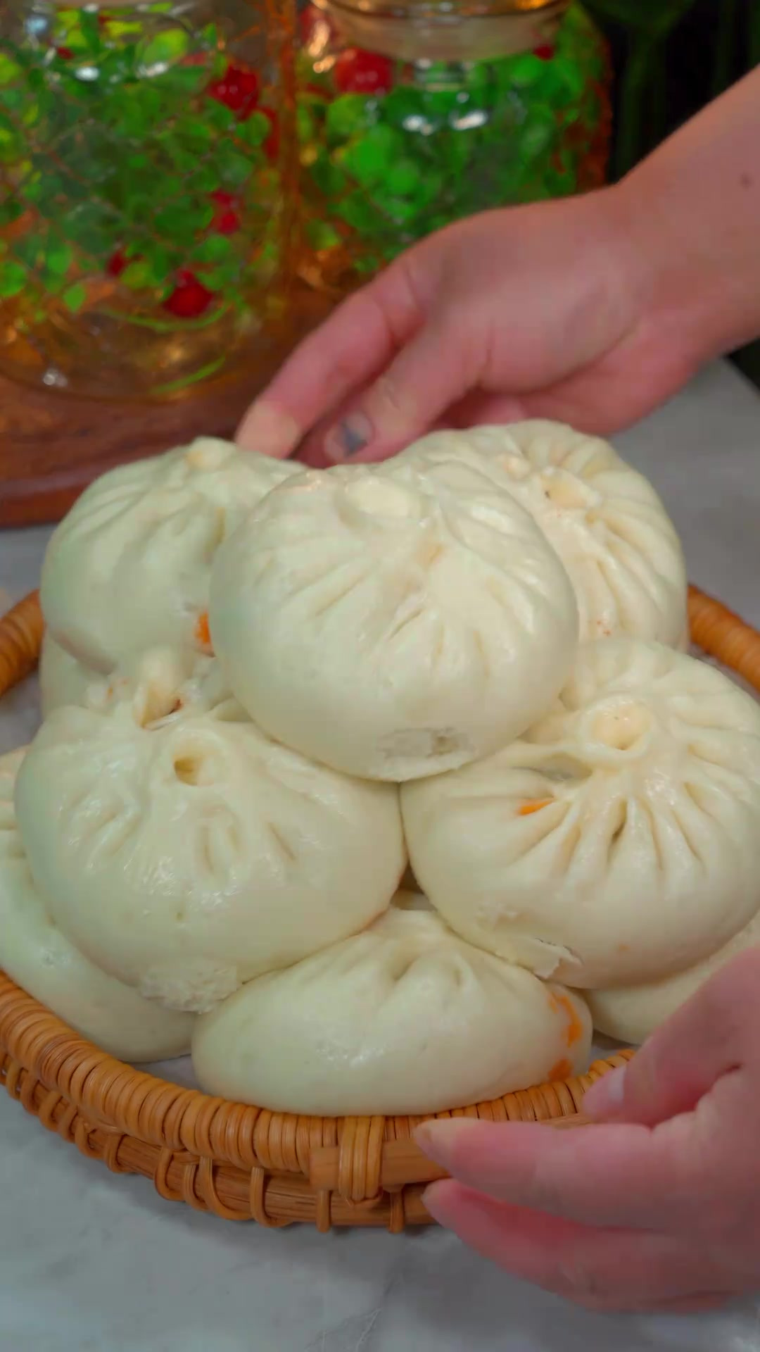 今天蒸了一锅粉条豆腐包子，蓬松暄软皮薄馅多，比肉馅还好吃