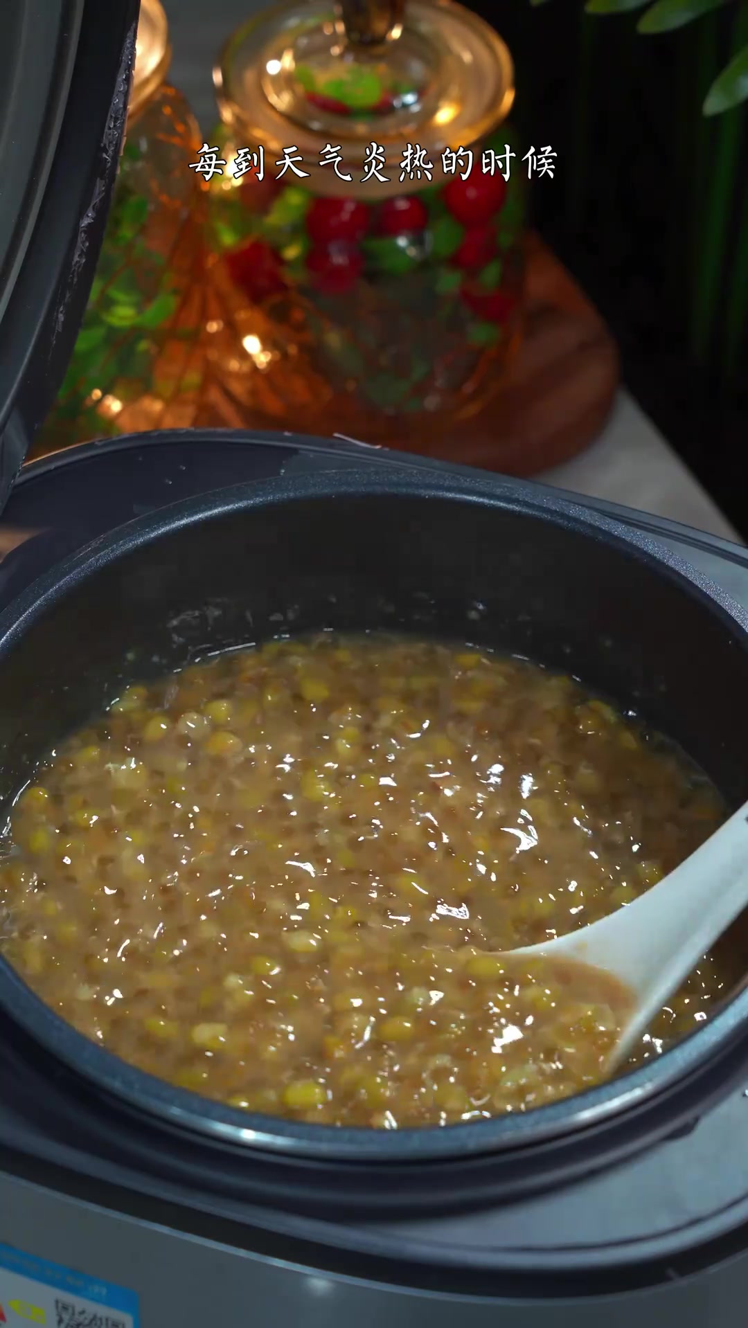 天气越来越热了,又给孩子们煮了绿豆西米露,软糯香甜,清凉解暑