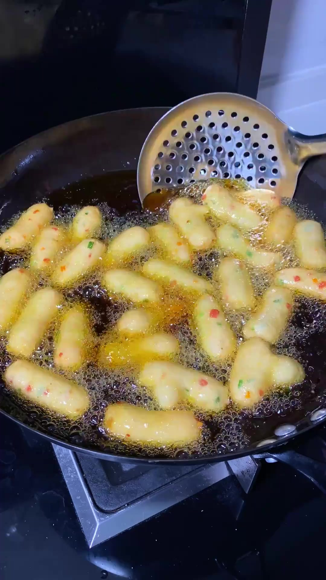 家庭版小油条，酥脆又好吃，配上一碗胡辣汤，真的太美味了