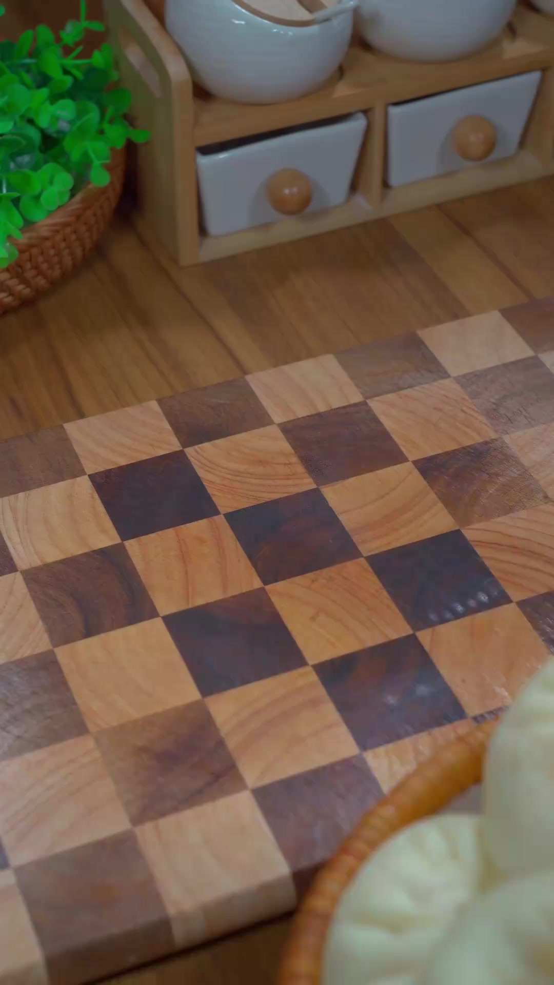 今天做了一锅麻辣豆腐包子，蓬松暄软，皮薄馅多特别好吃