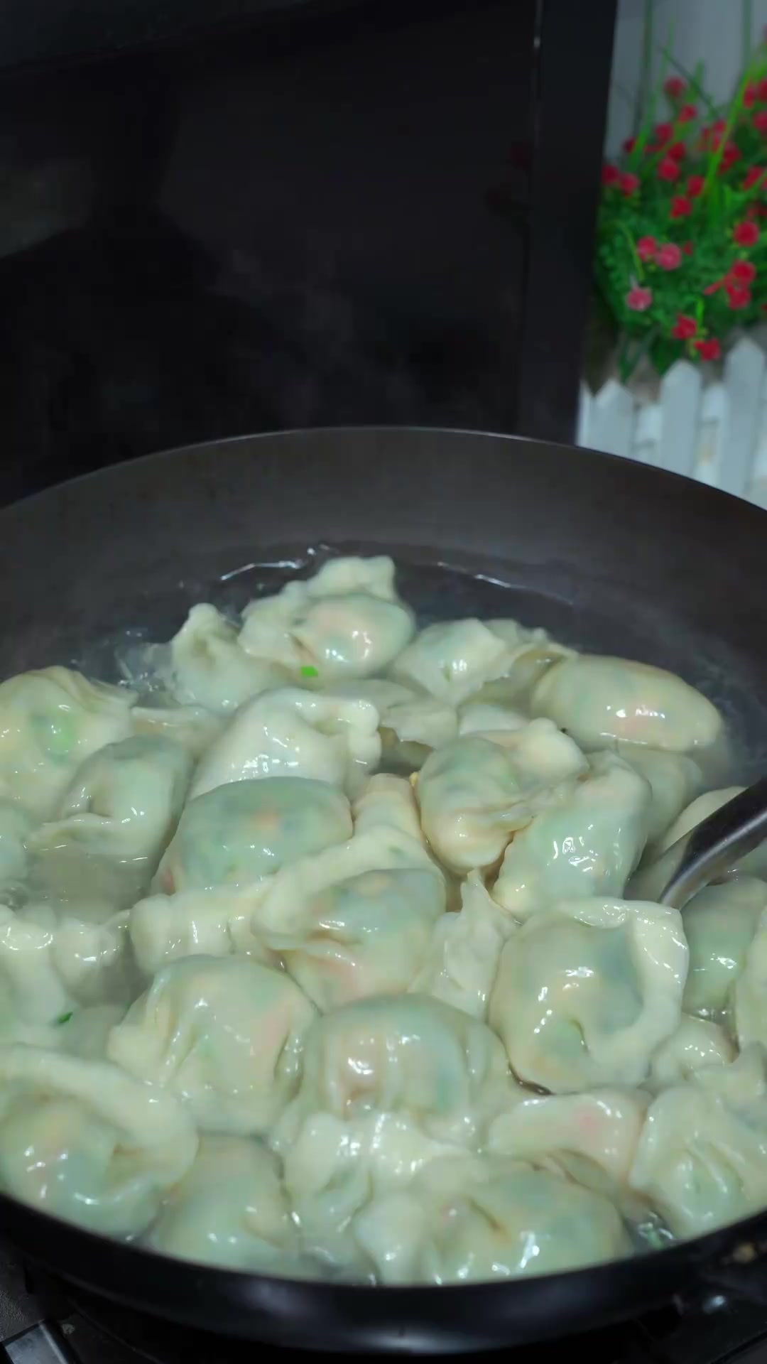 天热没有胃口,试试这个黄瓜三鲜馅饺子,皮薄大馅,鲜美好吃