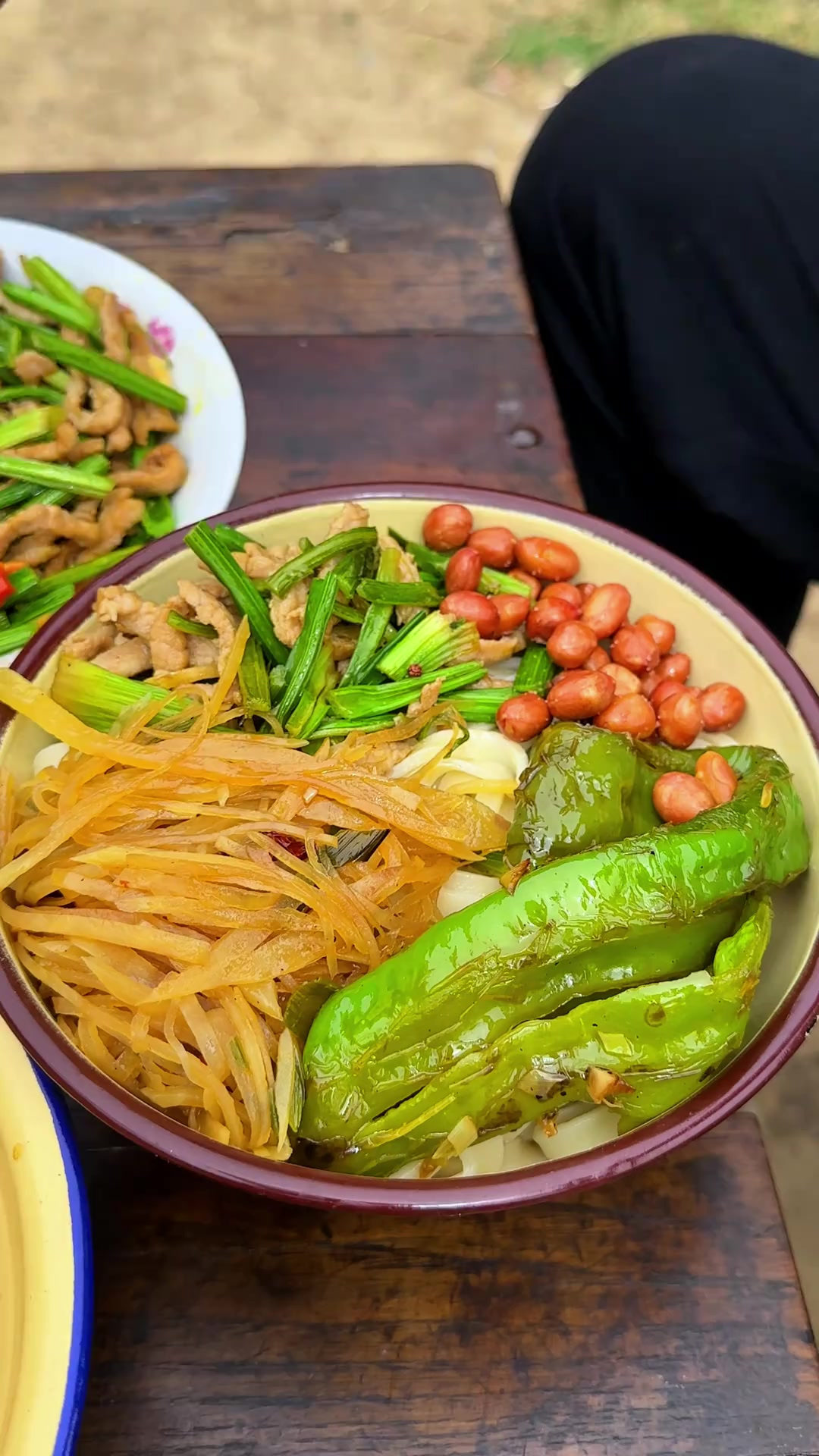菜拌面，熬点醋汤，配上手擀面真是太香太香了