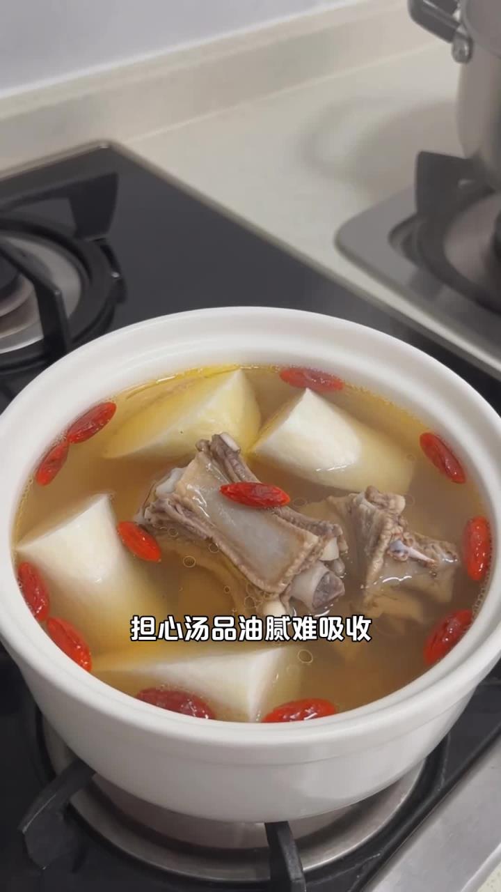 枸杞搭配山药和排骨煲汤，温润滋补，不油腻好吸收