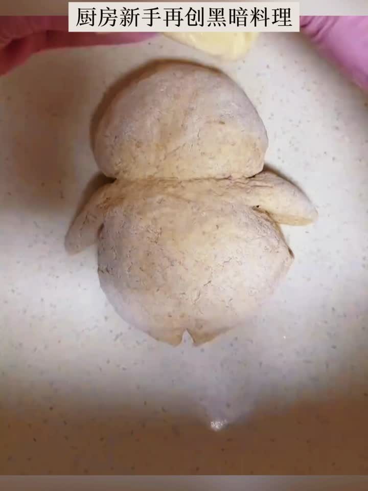 女子在家蒸馒头，蒸好后谁能下得去嘴呀，网友：谁教你这么蒸的？