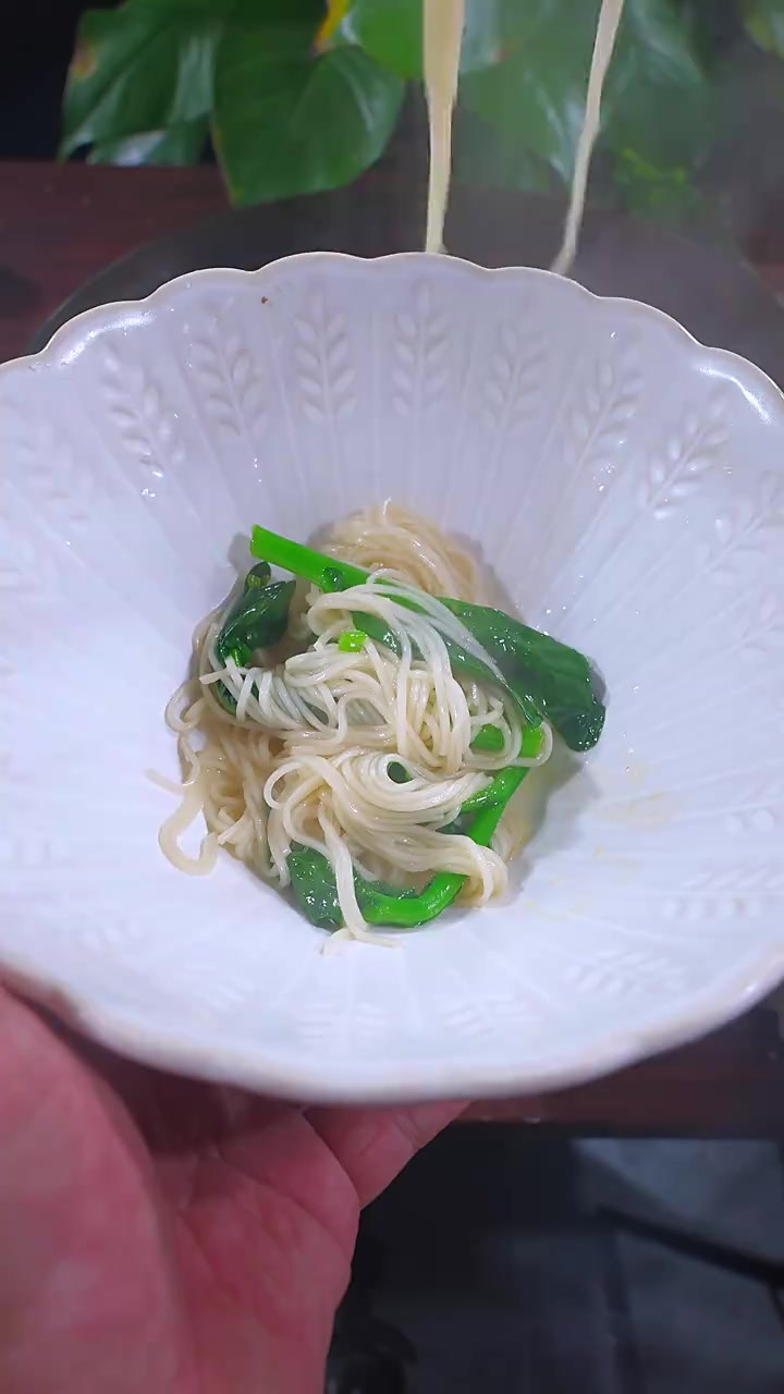 早起5分钟给快要开学的孩子煮一碗鸡汤面吧,汤鲜味美,做法比煮