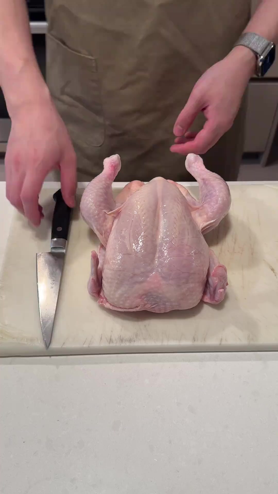 今天来教大家如何分解整鸡,学会了以后可以自己买整鸡回来处理