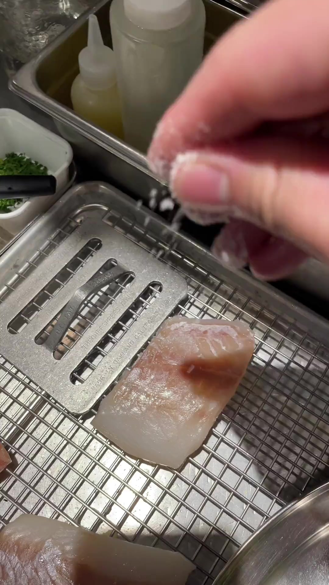 这期视频教大家如何煎出漂亮金黄色的鱼！这样的做法鱼又香又好吃