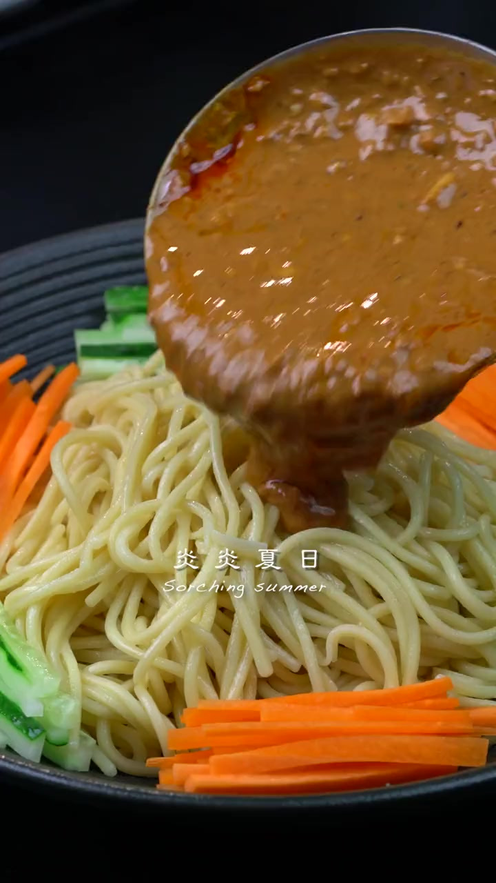 快融化了的夏天，试试这个川味的麻辣鸡丝凉面吧