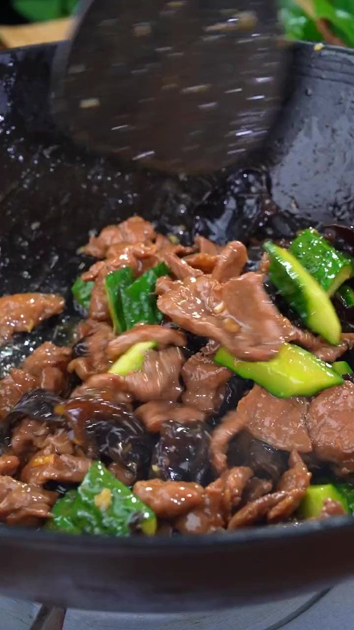 放寒假了，家里人一定要学会这道黄瓜木耳炒牛肉，好吃营养，特别