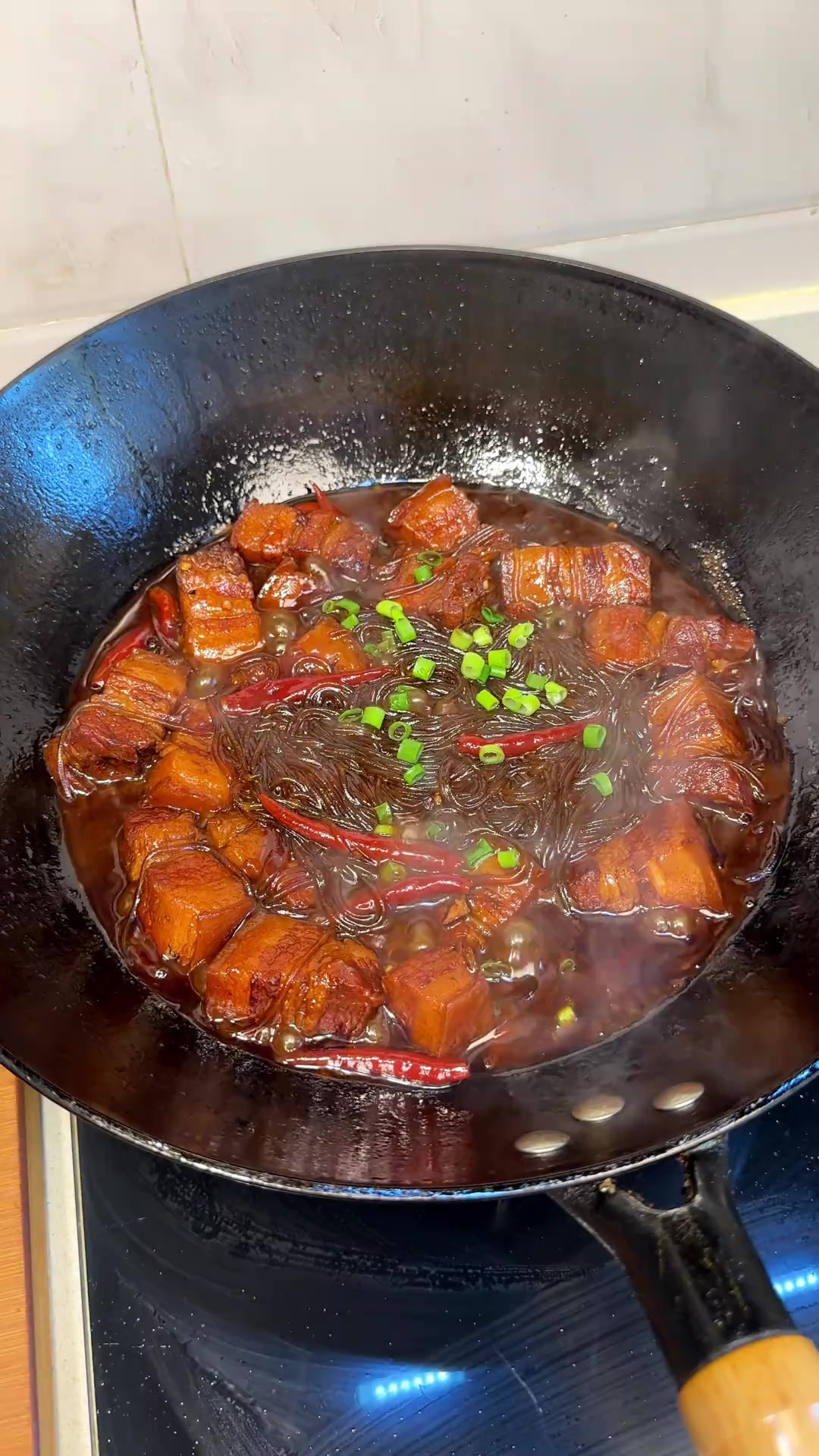 做了几十次的红烧肉炖粉条,这个菜谁做都好吃,一大锅烂糊的五花