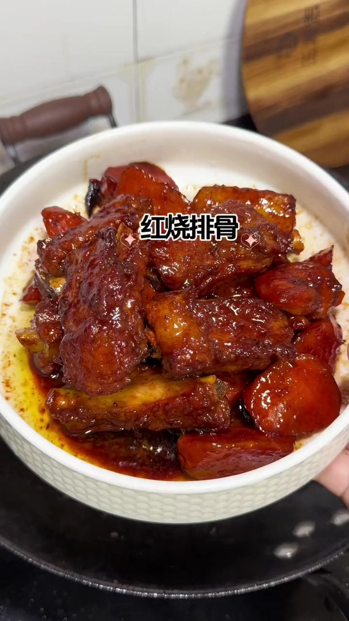 软烂脱骨的红烧排骨巨好吃，做法还非常简单，我们家一个喜欢吃排