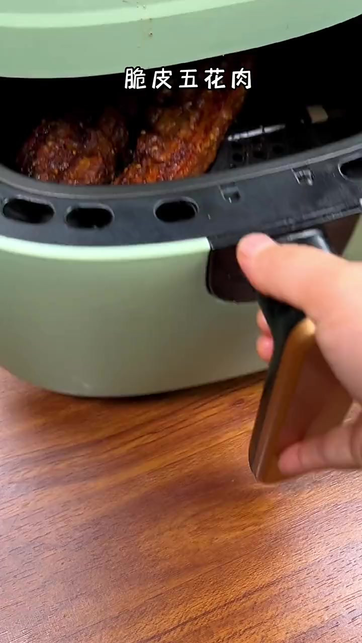 这样做的脆皮五花肉，真的是太香了，用生菜包着吃更是绝了