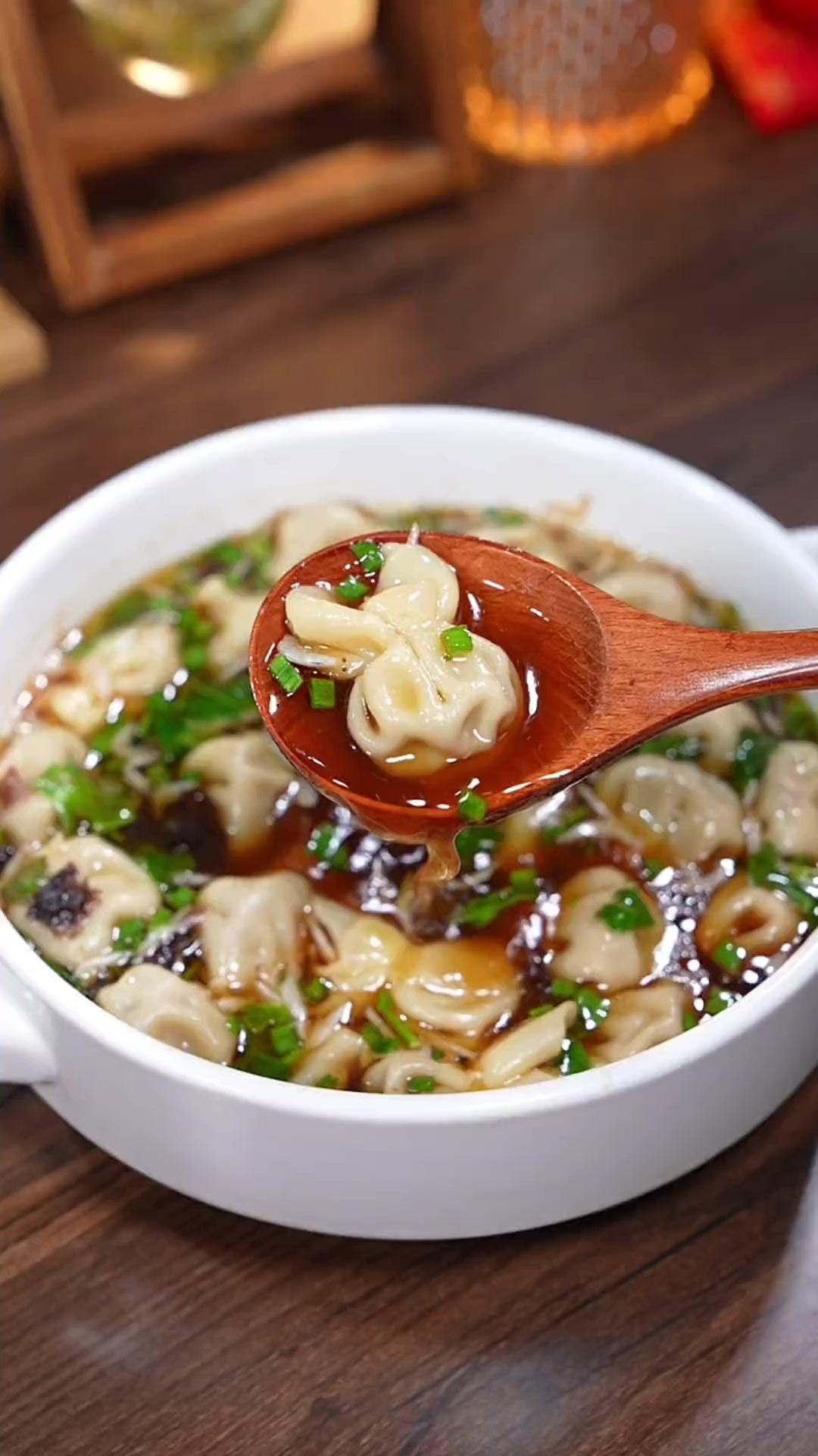 家里有孩子上学,早上来这么一碗清汤馄饨,鲜美又好喝!