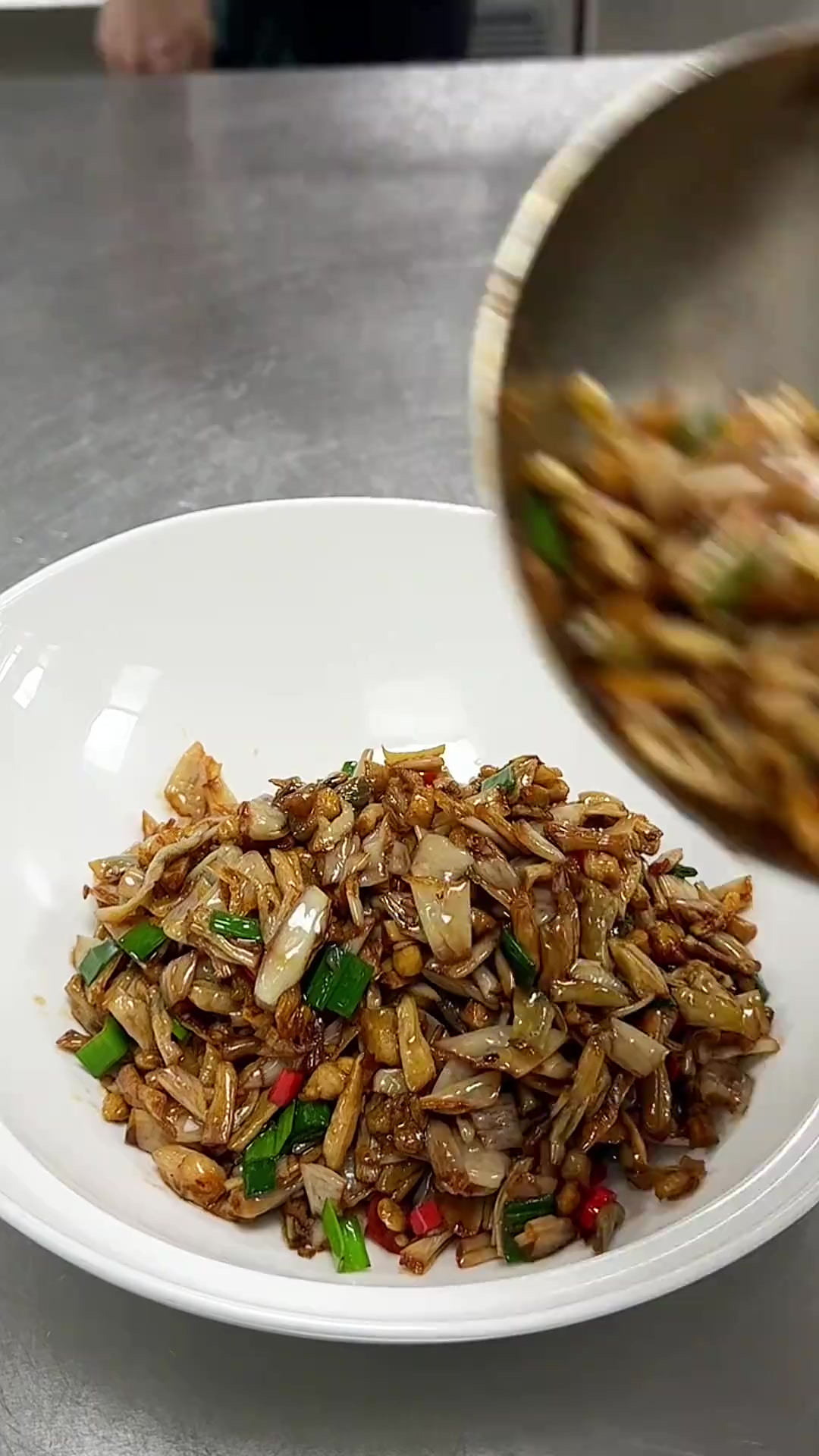 卜豆角炒卜辣椒，也叫炒双卜，是一道简单的家常下饭菜，这个卜豆