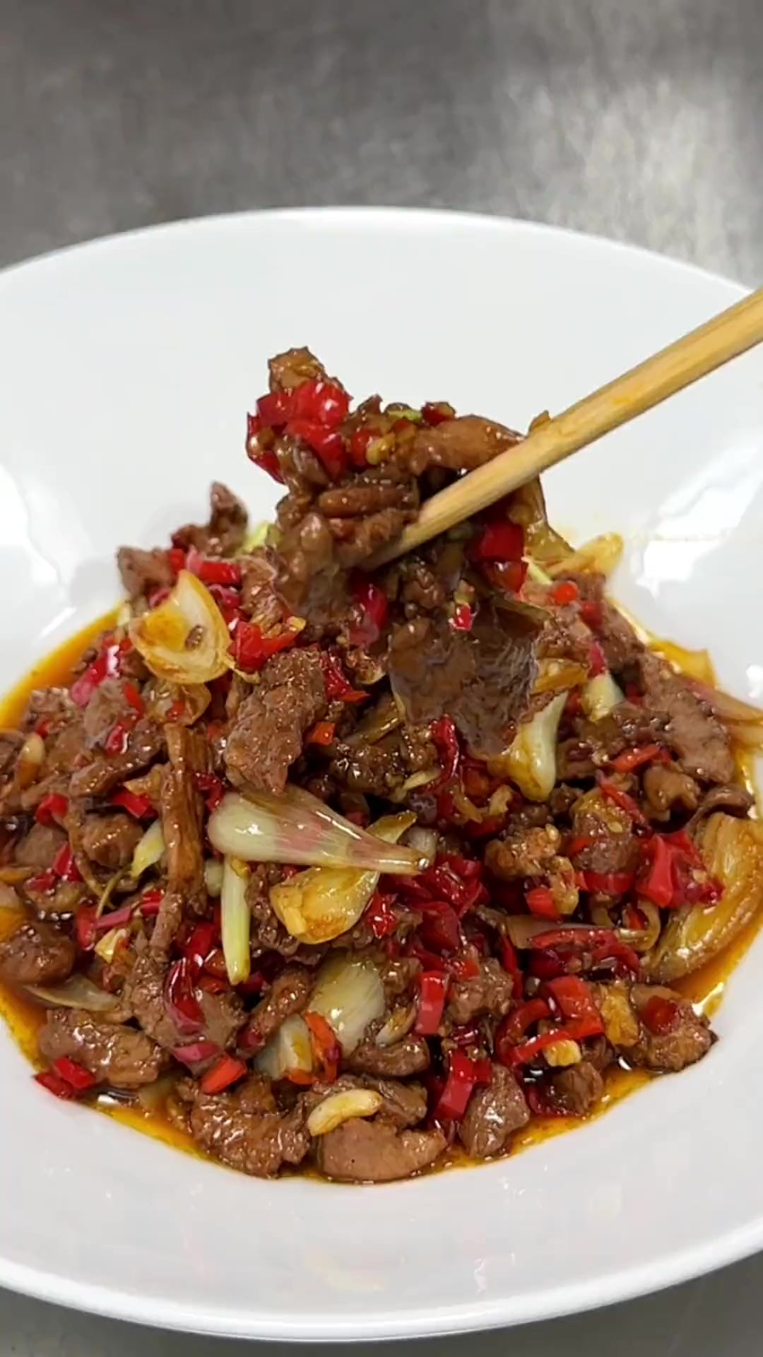 藠头炒鲜鸭肉，肯定很多人没有尝试过，我也是第一次，不喜欢吃藠