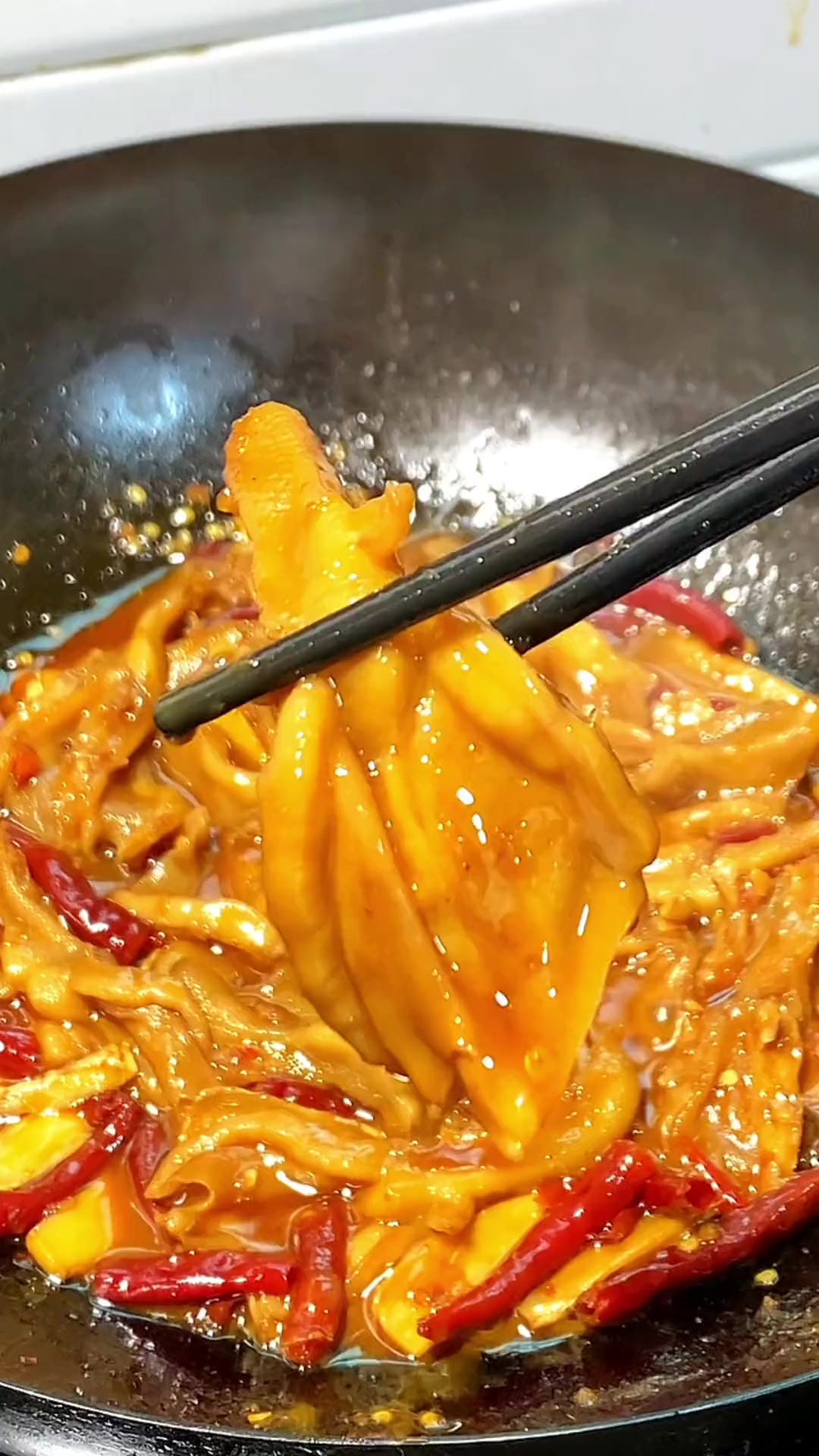 姜辣去骨鸭掌这样做，和饭店一样的味道，鸭掌买回来解冻冲半个小