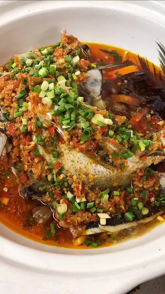 吊锅雄鱼，没有吊锅我用的砂锅，鱼可以用油炸，也可以蒸熟，你会