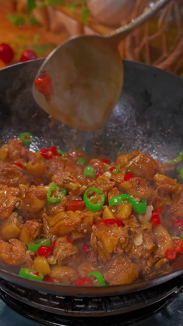 生炒鸡的做法，掌握一个小技巧，炒出来的鸡肉不腥又不柴，太下饭