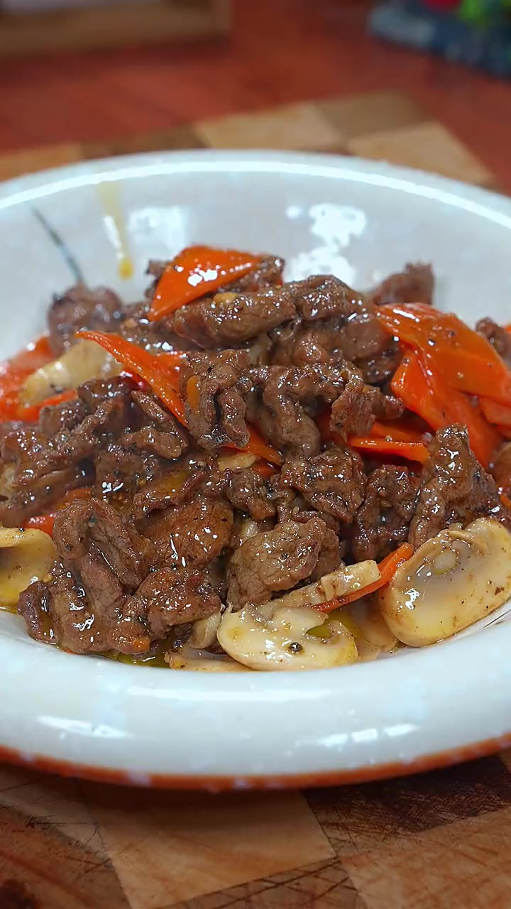 黑椒口蘑胡萝卜牛肉片 家里有孩子的，一定要像我这样炒一盘 一