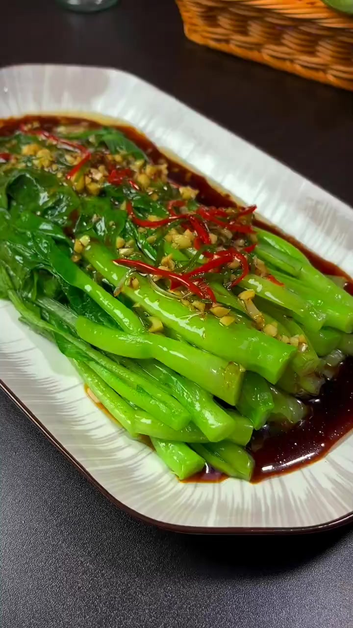 餐桌上不能全是大鱼大肉，做一道白灼菜心，清脆爽口，不油不腻