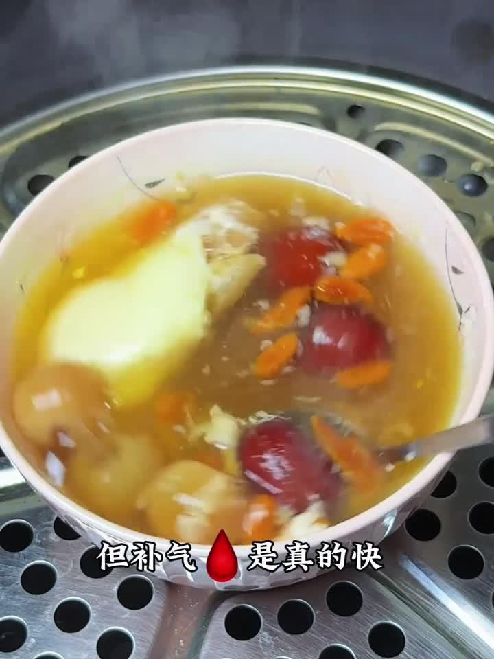 气血双补汤方大公开：苹果红枣炖鸡蛋，喝出桃花肌不是梦！