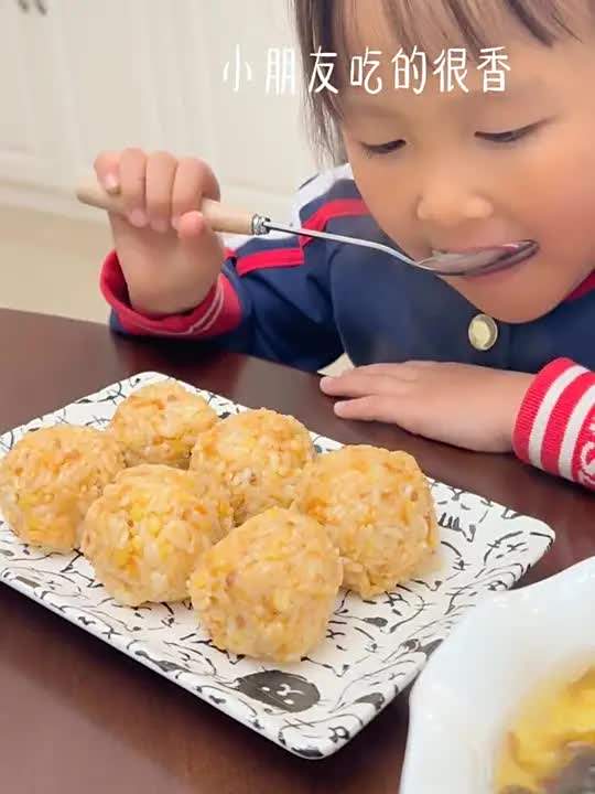 花五分钟搞定今天早餐 咸蛋黄肉松饭团