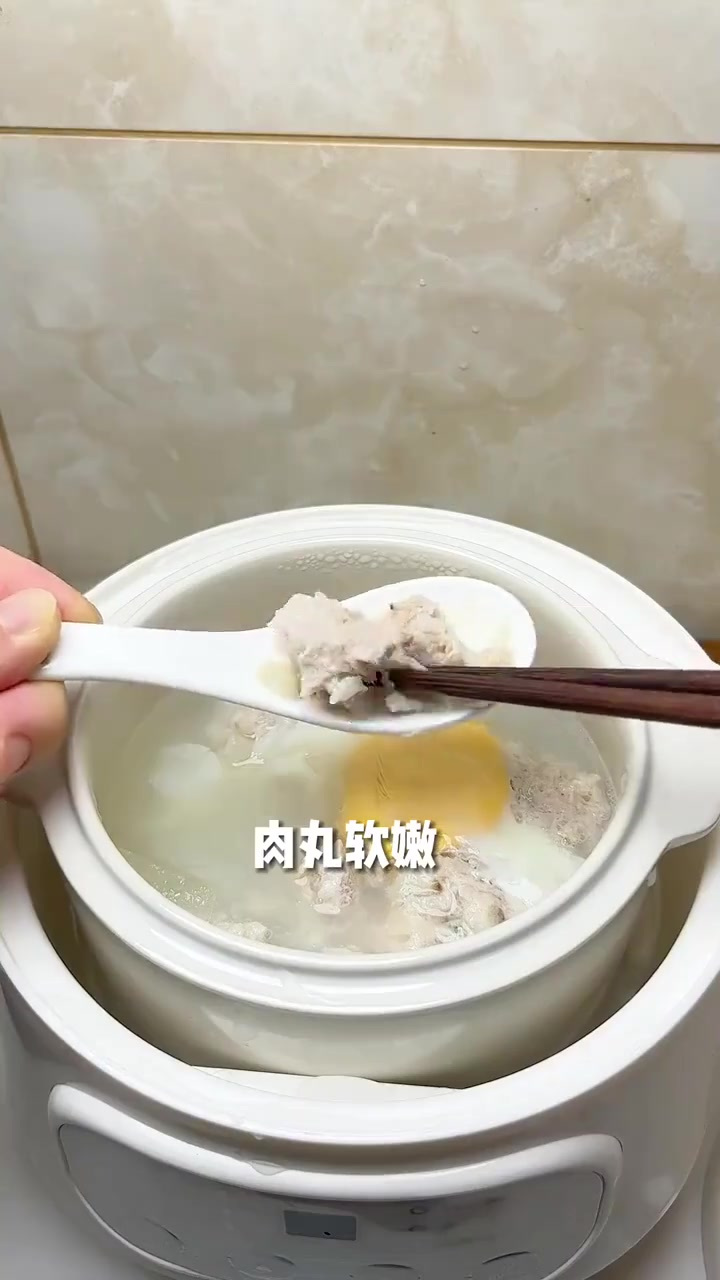 给宝宝安排这碗冬瓜虾皮肉丸汤,肉丸特别软嫩