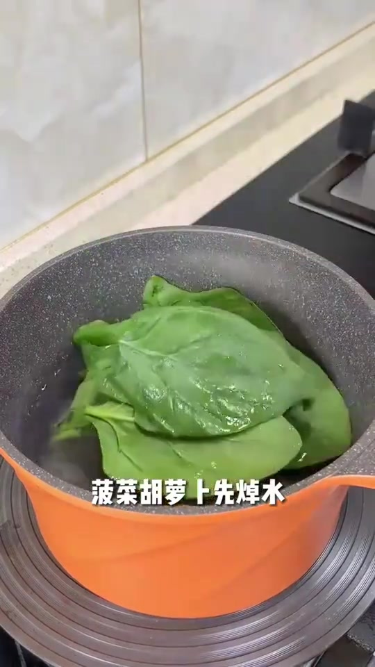 用碎碎面做的菠菜鸡蛋丸子,搭配裙带菜虾皮汤