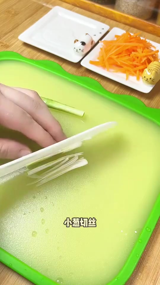 5分钟就能搞定的宝宝葱油拌面,加上海苔和芝麻