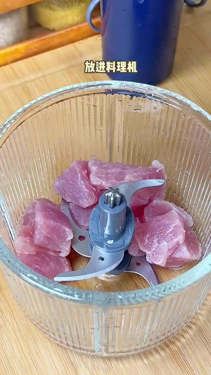 补铁又补钙的猪肉虾仁小馄饨，做成“小狐狸”的形状