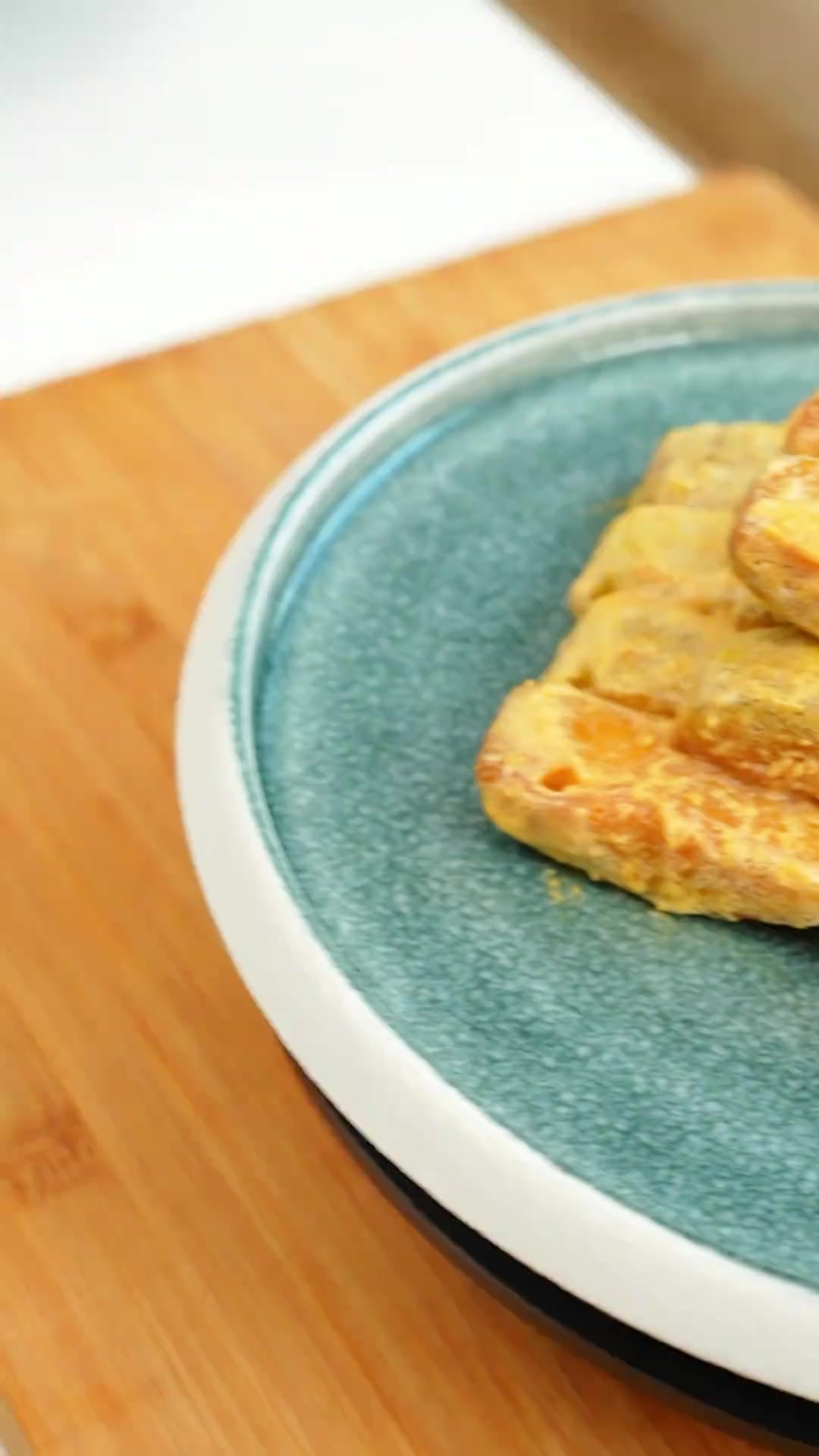 广东人的”金沙“吃法！ 其实就是用咸蛋黄结合各种蔬菜肉类，很