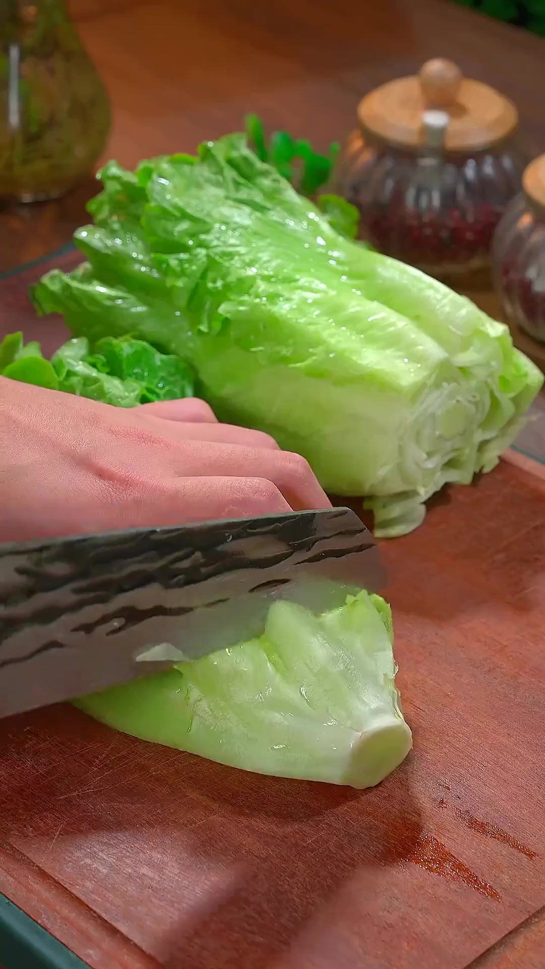 蒜蓉生菜家常做法，清脆爽口翠绿不发黑，好吃又下饭～