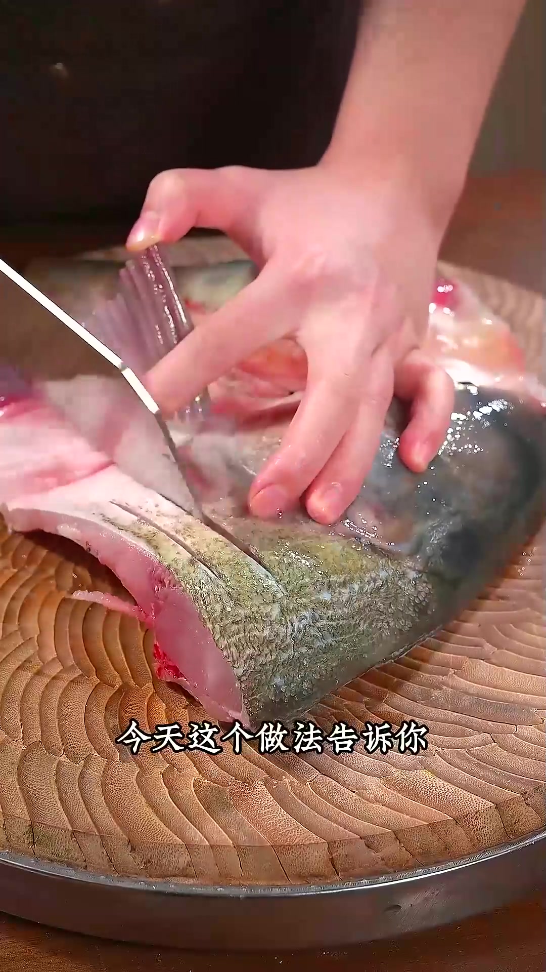 在家就像我这样做，不用蒸的剁椒鱼头，肉嫩味美非常的好吃，汤汁