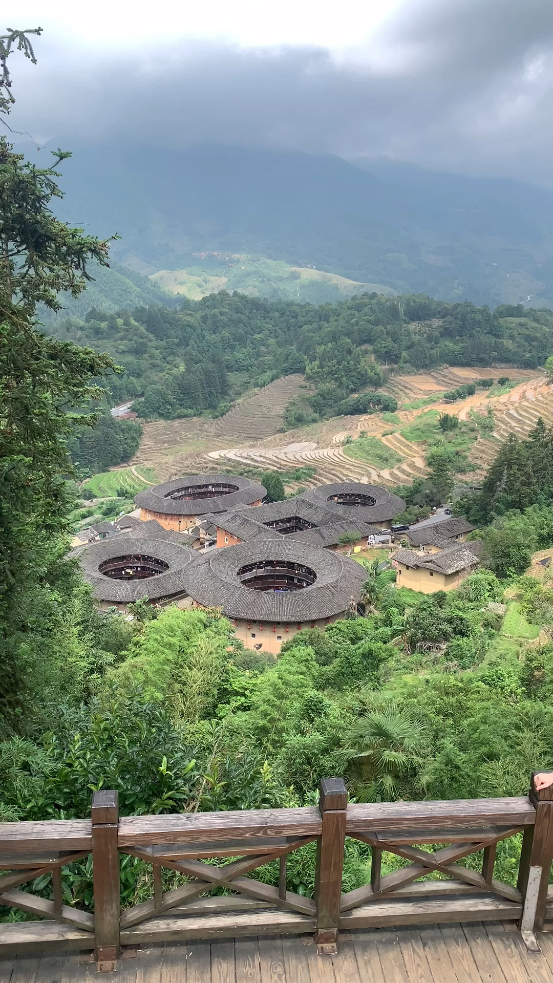 来看福建土楼,四菜一汤,太漂亮了!我好激动!
